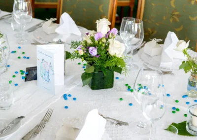 Elegante Hochzeitstafel mit Blumenschmuck in Malerwinkel, Oberbayern. Hochzeitsreportage Chiemsee Hochzeit.