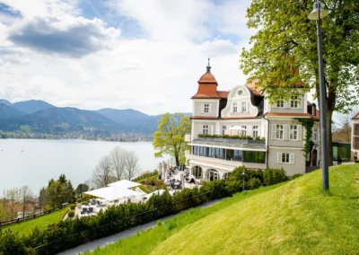 Hochzeitsfotos im Das Tegernsee Hotel mit Blick auf den See; ideal fuer Trauungen im malerischen Oberbayern.