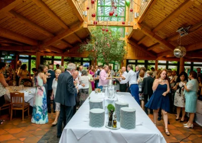 Hochzeitsfeier im Wirtshaus am Rosengarten, Sendling-Westpark, elegant gekleidete Gaeste und gedeckter Tisch.
