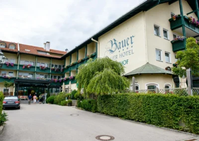 Hotel Bauer in Feldkirchen, idealer Ort für Hochzeitsreportagen, bietet charmantes Ambiente für Trauungen nahe München.