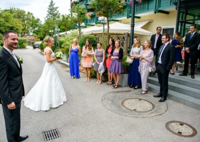 Brautpaar mit Gästen vor dem Hotel Bauer in Oberbayern. Hochzeitsszene einer Hochzeitsreportage nahe München.
