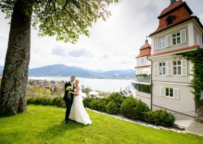 Brautpaar im Garten des Tegernsee Hotels, Alpenblick, Hochzeitsfotografie südlich von München.