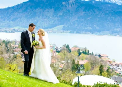 Brautpaarfotos im Tegernsee Hotel mit Alpenkulisse, romantische Hochzeitsreportage südlich von München.