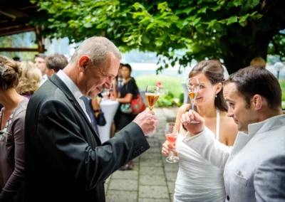 Hochzeitsfeier am Terrassenhof: Gaeste erheben Glaeser zur Feier der Trauung nahe Tegernsee, suedlich von Muenchen.