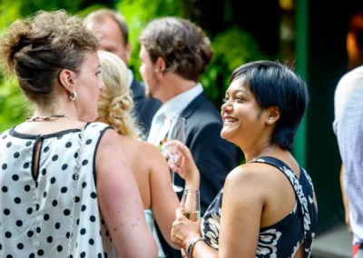 Hochzeitsreportage in München: Gäste unterhalten sich bei einer Hochzeit im Freien, Westpark.