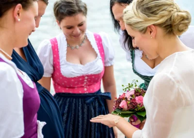 Braut und Freundinnen bewundern den Ehering bei einer Hochzeit in Tracht in Rottach-Egern am Tegernsee.