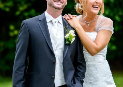 Brautpaar bei Hochzeit nahe Muenchen, lachend im Freien. Hochzeitsfoto von einer Trauung in Oberbayern.