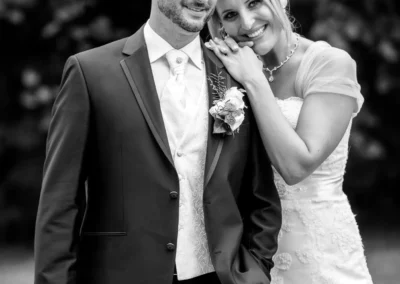 Brautpaar-shooting nahe Muenchen bei Hochzeitsreportage im Freien. Elegantes Brautkleid, stilvoller Anzug, Hochzeitsfotografie.