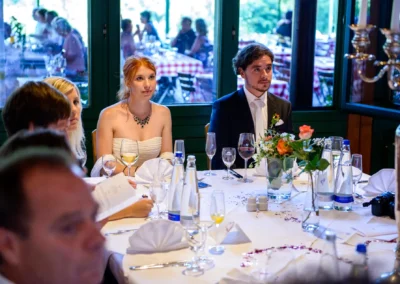 Gäste bei einer Hochzeit in München, am Tisch mit Dekoration und Getränken, Hochzeitsfoto im Wirtshaus am Rosengarten.