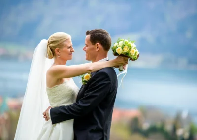 Brautpaar beim Fotoshooting am Tegernsee, Trauung, Hochzeitsfotografie, südlich von Muenchen, Oberbayern.