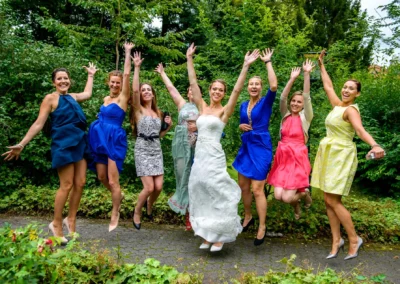 Jubelnde Hochzeitsgesellschaft im Freien bei Hotel Kolbergarten, eingefangen von einem Hochzeitsfotograf in Bad Toelz.