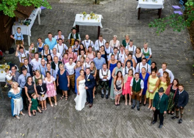 Hochzeitsgesellschaft bei Feier im Hotel Kolbergarten, Bad Toelz. Hochzeitsfotografie in Bayern.