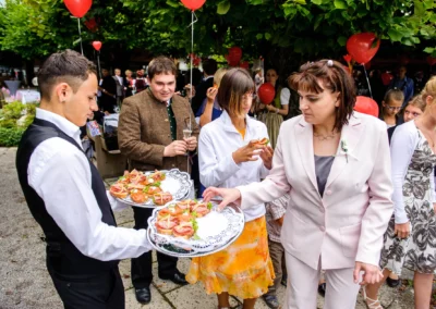 Hochzeitsfeier im Terrassenhof mit Gaesten und Snacks, Bad Wiessee. Hochzeitsreportage suedlich von Muenchen.