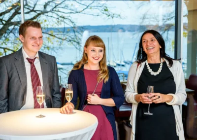 Gäste bei einer Hochzeitsfeier im Marina Resort in Bernried, angeregte Unterhaltung und festliche Stimmung.