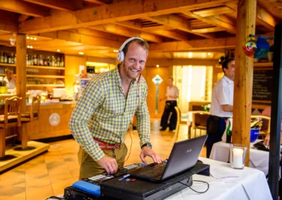 DJ spielt Musik auf der Hochzeit im Wirtshaus am Rosengarten in München. Hochzeitsfotografie in Sendling-Westpark.