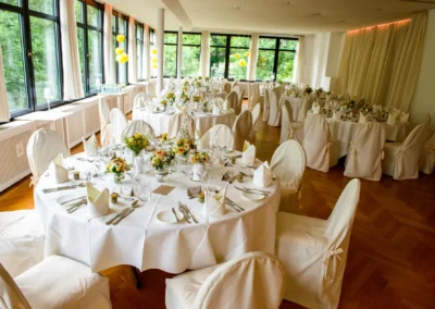 Elegante Hochzeitsfeier im ViCulinaris mit festlich gedeckten Tischen und floraler Dekoration in Bad Toelz.
