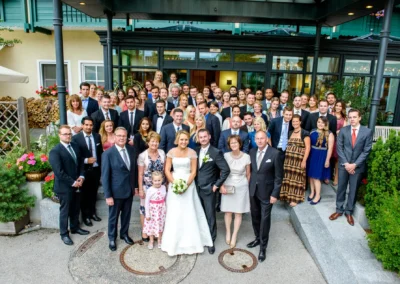 Hochzeitsgesellschaft im Hotel Bauer nahe Muenchen, Hochzeitsfotografie einer froehlichen Trauung in Oberbayern.