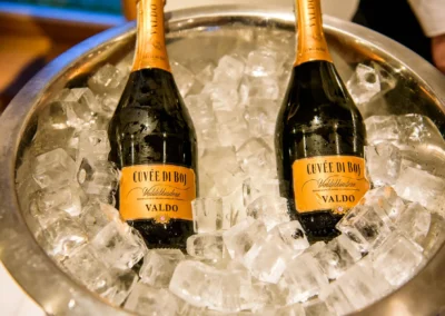 Zwei Flaschen Sekt in Eis bei einer Hochzeitsfeier im Marina Resort, festgehalten von einem Hochzeitsfotografen.