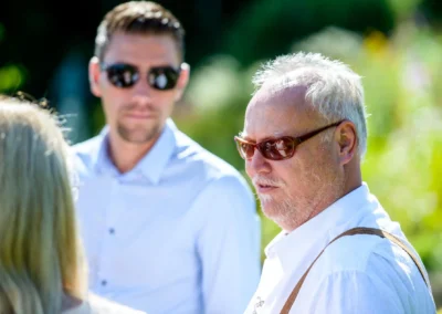 Hochzeit in Oberbayern: Zwei Maenner im Gespraech, Sommerwetter, Aufnahme bei einer Trauung im Freien.