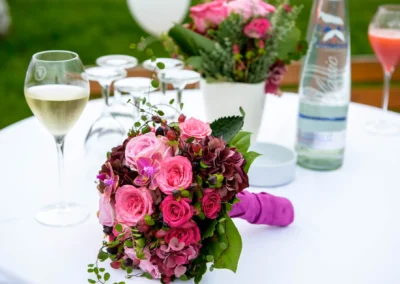 Blumenstrauss und Sektglas auf Hochzeitstisch in Rottach-Egern, Aufnahme bei einer Hochzeit am Tegernsee.