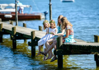 Kinder bei Hochzeit am Steg am Chiemsee, entspannte Hochzeitsreportage im Chiemgau, idyllische Trauung in Oberbayern.