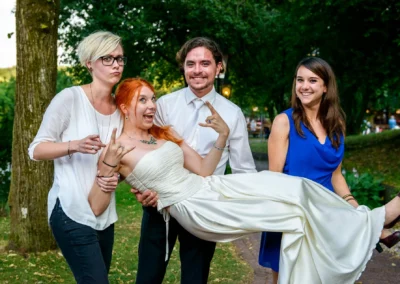 Hochzeitsfoto: Braut in den Armen von Freunden im Westpark, aufgenommen bei einer Hochzeit.