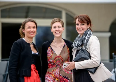 Frauen lachen bei einer Hochzeitsfeier im Tegernsee Hotel, Oberbayern. Hochzeitsreportage südlich von Muenchen.