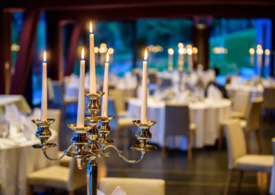 Kerzenleuchter bei Hochzeitsfeier im Marina Resort, elegant gedeckte Tische im Hintergrund, Hochzeitsreportage.