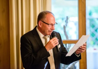 Redner bei Hochzeitsfeier im Hotel Bauer nahe Munchen, festlicher Moment der Trauung festgehalten von Hochzeitsfotograf.