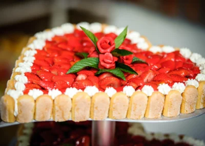 Erdbeertorte in Herzform, serviert bei Hochzeitsfeier im Terrassenhof, Tegernsee. Hochzeit in Bad Wiessee.