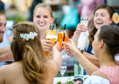 Gäste stoßen bei Hochzeit im Schloss Blutenburg an, lebendige Hochzeitsreportage in Oberbayern.