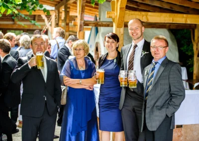 Hochzeitsfeier im Terrassenhof, Bad Wiessee. Gaeste mit Bierkruegen feiern bei der Trauung in Bayern.