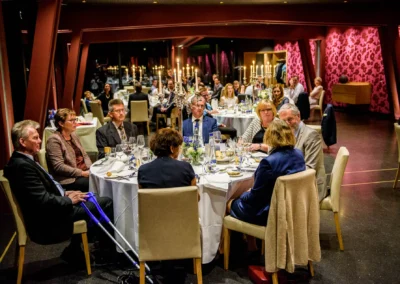 Gedeckter Tisch bei einer Hochzeitsfeier, Gäste im Marina Resort in Bayern, festliche Hochzeitsfotografie.
