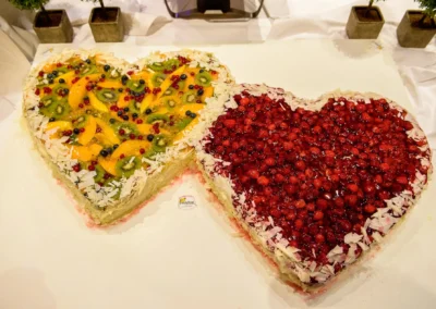 Herzförmige Hochzeitstorten mit Obst im Wirtshaus am Rosengarten, Hochzeitsfotografie München.