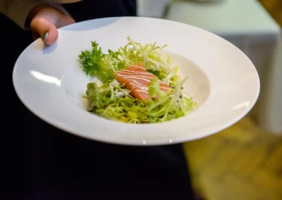 Hochzeitsfoto aus ViCulinaris: Vorspeise mit Lachs auf Salatblatt bei der Hochzeitsfeier.