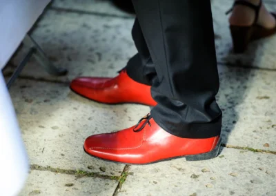 Rote Schuhe bei Hochzeitsfeier in Bad Wiessee, Hochzeitsfotografie südlich von München, Terrassenhof.