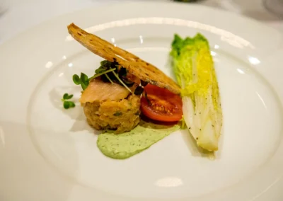 Elegantes Hochzeitsessen in Bernried, fotografiert von Hochzeitsfotograf, zeigt Vorspeise mit Salat und Dip.