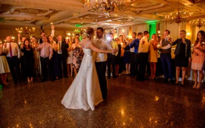 Brautpaar beim Hochzeitstanz umringt von Hochzeitsgesellschaft mit Wunderkerzen, Hochzeitsfotografie im Hotel Bauer nahe München.