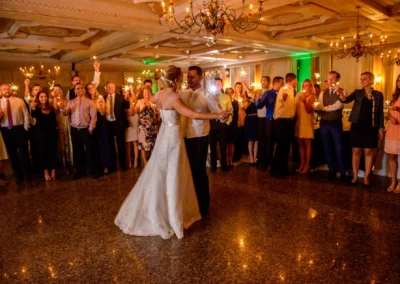 Brautpaar beim Hochzeitstanz umringt von Hochzeitsgesellschaft mit Wunderkerzen, Hochzeitsfotografie im Hotel Bauer nahe München.