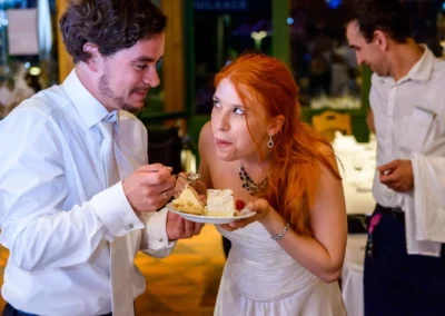 Brautpaar teilt Kuchen bei der Hochzeit im Wirtshaus am Rosengarten. Hochzeitsreportage aus München.