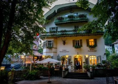 Hochzeitsreportage im Hotel Kolbergarten, Bad Toelz: Beleuchteter Eingangsbereich bei Hochzeitsfeier in Bayern.