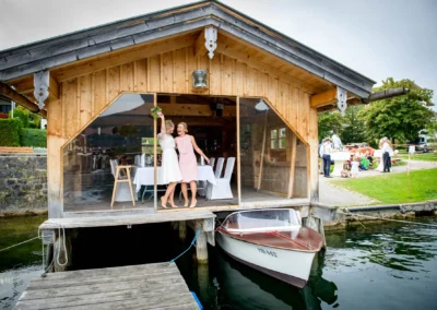 Brautpaar tanzt in Holzpavillon am Tegernsee, Hochzeit aufgenommen von einem Hochzeitsfotograf in Rottach-Egern.