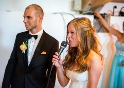 Brautpaar bei Ansprache, Hochzeit in Muenchen, festlicher Moment festgehalten von Hochzeitsfotograf.
