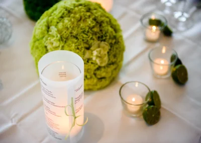 Kerzen und Blumendekoration auf einem Hochzeitstisch in Bad Wiessee, festliche Trauung am Tegernsee.