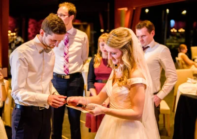 Braut und Braeutigam tauschen Waehre bei Hochzeitsfeier im Marina Resort, festgehalten von einem Hochzeitsfotografen.