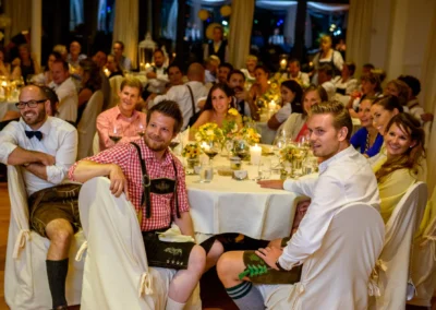 Gäste in traditioneller Kleidung bei einer Hochzeitsfeier in Bad Tölz. Hochzeitsreportage im Hotel Kolbergarten, Bayern.