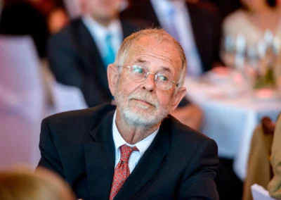 Gast bei Hochzeitsfeier im Tegernsee Hotel, elegant gekleidet, Hochzeitsreportage in Oberbayern.