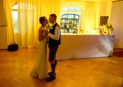 Brautpaar tanzt beim Empfang der Hochzeitsfeier im Hotel Kolbergarten, aufgenommen von Hochzeitsfotograf in Bad Tölz.