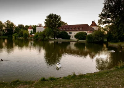 Schloss Blutenburg in Oberbayern am See, ideale Kulisse fuer Hochzeitsreportage in romantischem Ambiente.