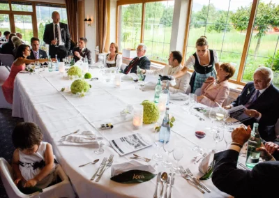 Hochzeitsreportage im Terrassenhof, Bad Wiessee: Gäste bei Tisch, gedeckte Tafel, Kinder, festliche Atmosphäre.